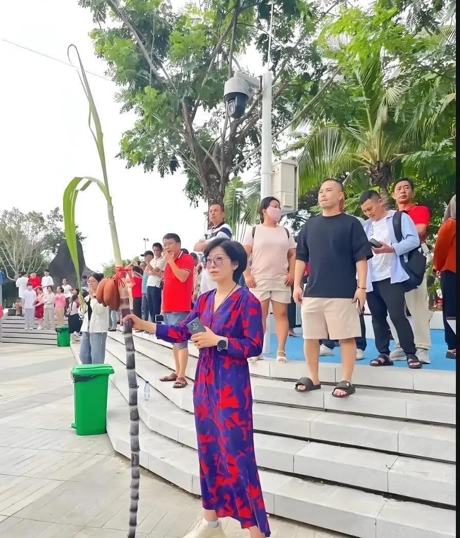 考场外面也是什么都有，老师家长为了孩子也真是煞费苦心呢。
有的家长穿特殊的衣服，