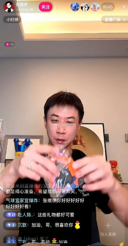 张维伊的直播间，七千多个人。
礼物榜是空的，一个虚拟跑车都没有。但他手里，却在慢