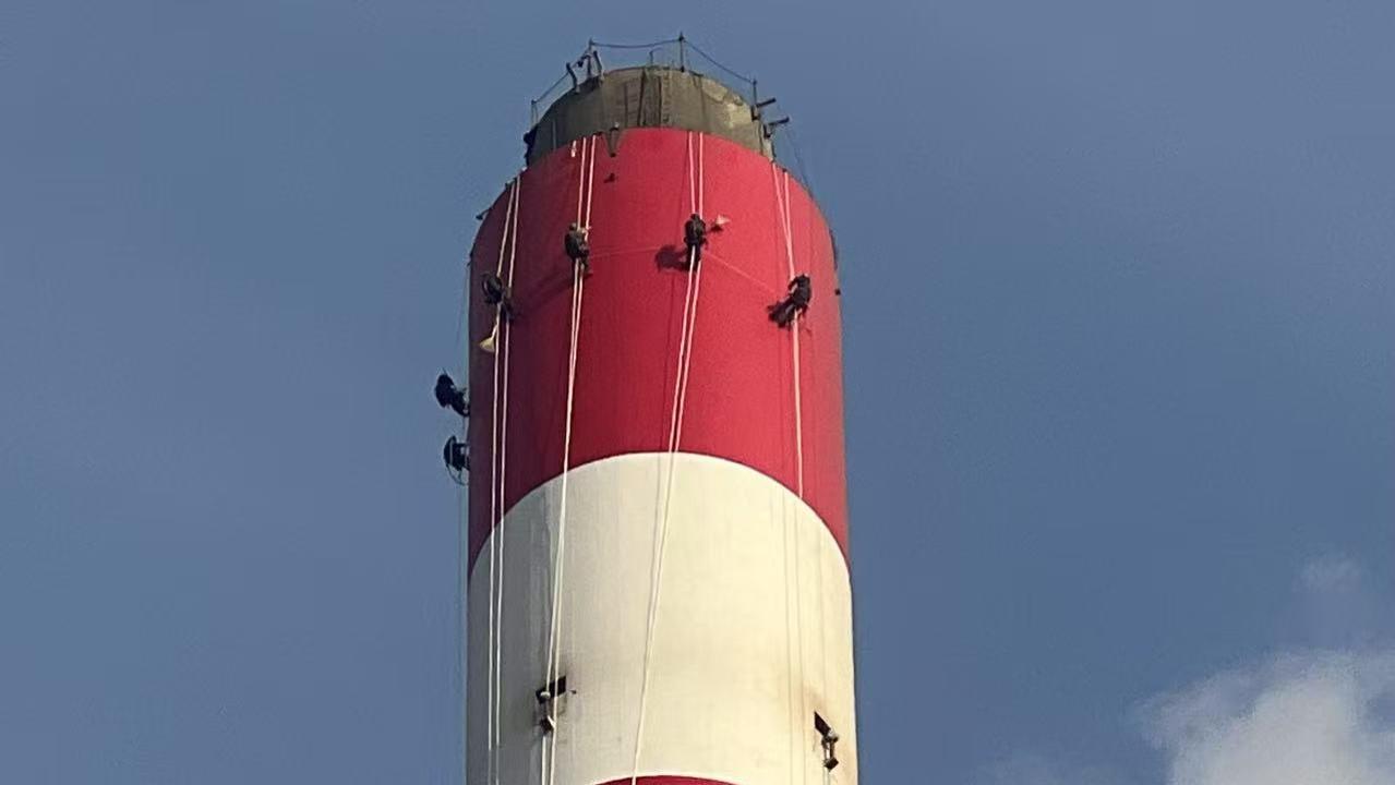 锅炉烟囱刷航标项目圆满竣工 护航航空安全