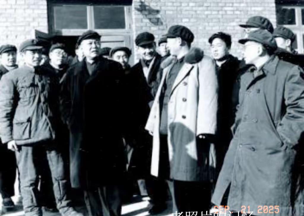 黑白老照片分享。
1965年2月。时任国务院副总理李先念同志在山东省乐陵县视察农