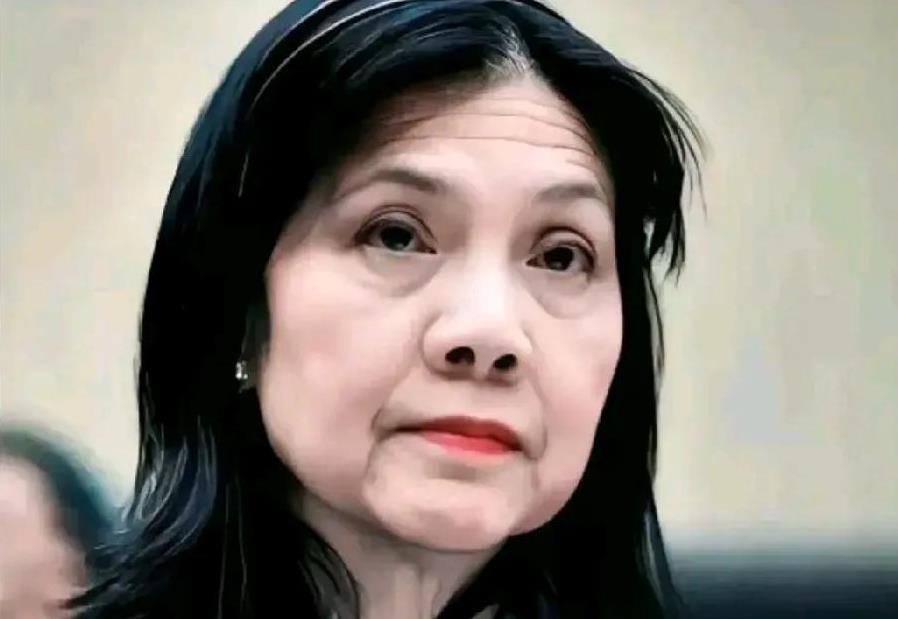 美国政坛又爆猛料，华裔女部长菲利斯·方被撵出办公室，场面别提多尴尬，她都委屈哭了