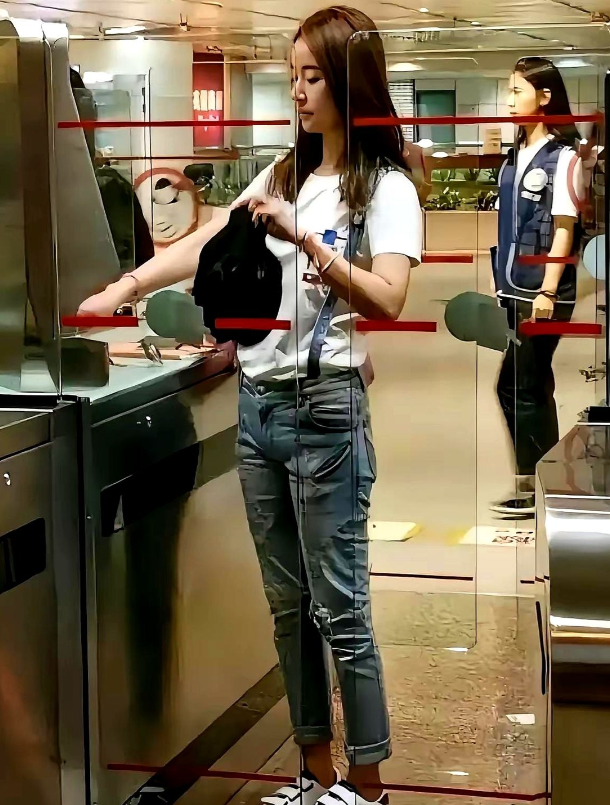 两万的裤子把林心如拉下神坛

那条标价两万块的裤子把林心如推上热搜，照片一出弹幕