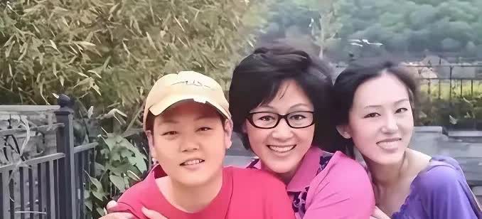 当年王姬和女儿和儿子在一起的合影，如今，女儿长大了，大家看看王姬的容颜，还是那样