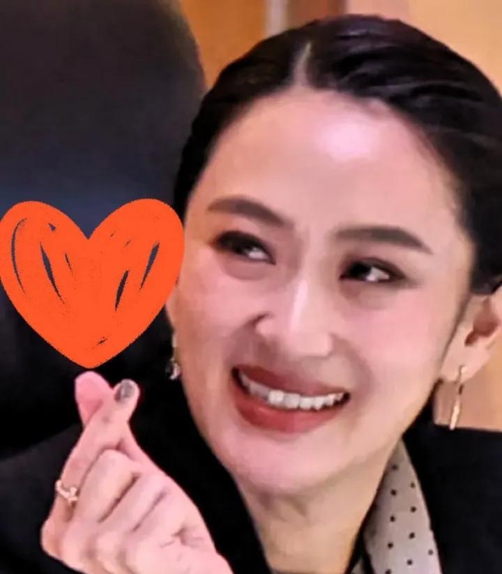 网友说去泰国旅游，居然在泰国的街头遇到了总理佩通坦。 [小鼓掌][小鼓掌][小鼓