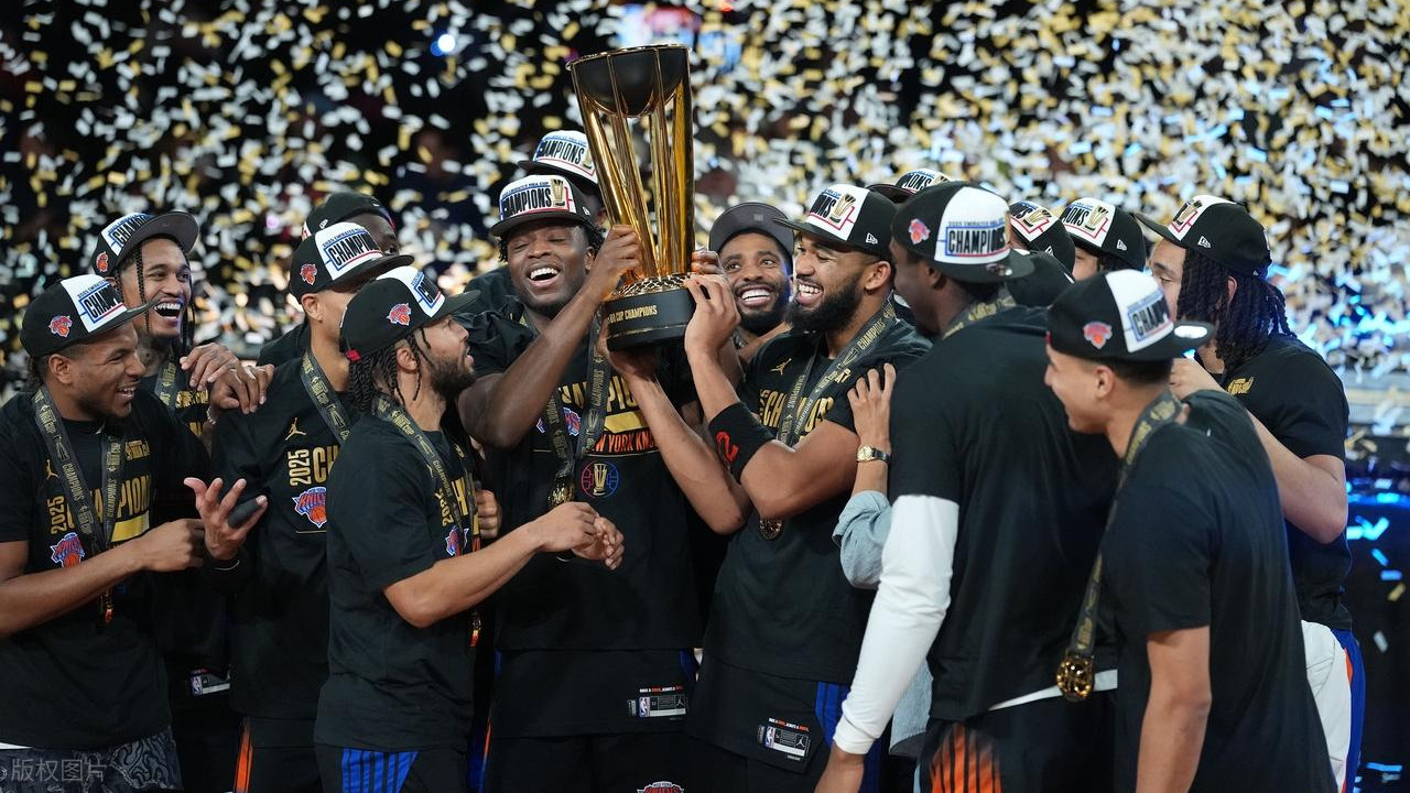 末节崩盘！文班亚马遭布伦森教做人，马刺11分领先被翻，纽约加冕