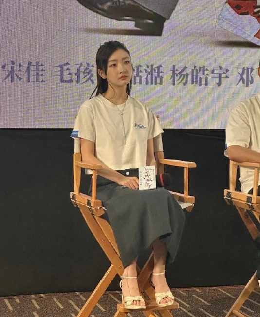 周冬雨瘦的看上去跟纸片人一样，关键脚上还纹了身，一条黑线，显得很扎眼 ​​​
