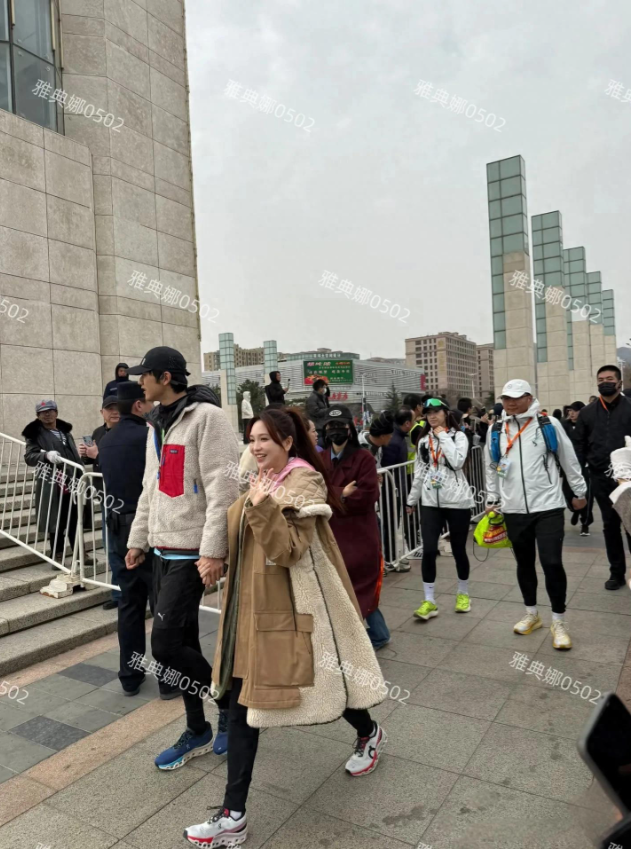 金莎带小18岁男友参加马拉松，两人身高差好萌手牵手一起完成比赛