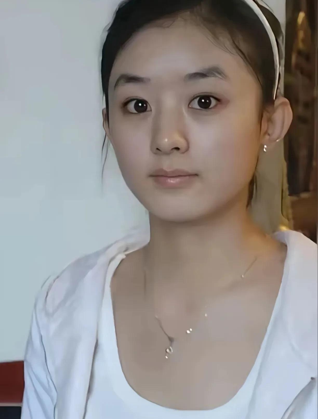 当年的赵丽颖是一个天真无邪的农村女孩，在她的眼神里，全是真诚和憨实，即使全素颜，