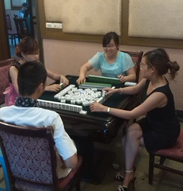 这事真够曲折！广西，女子王某去朋友郭某家打麻将，一打就打到后半夜，还留宿了，期间