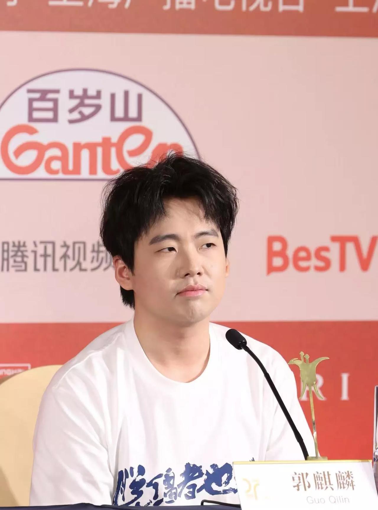 最近，郭麒麟的新作品可太让人期待了！首先是黑色喜剧电影《脱缰者也》，已经官宣定档
