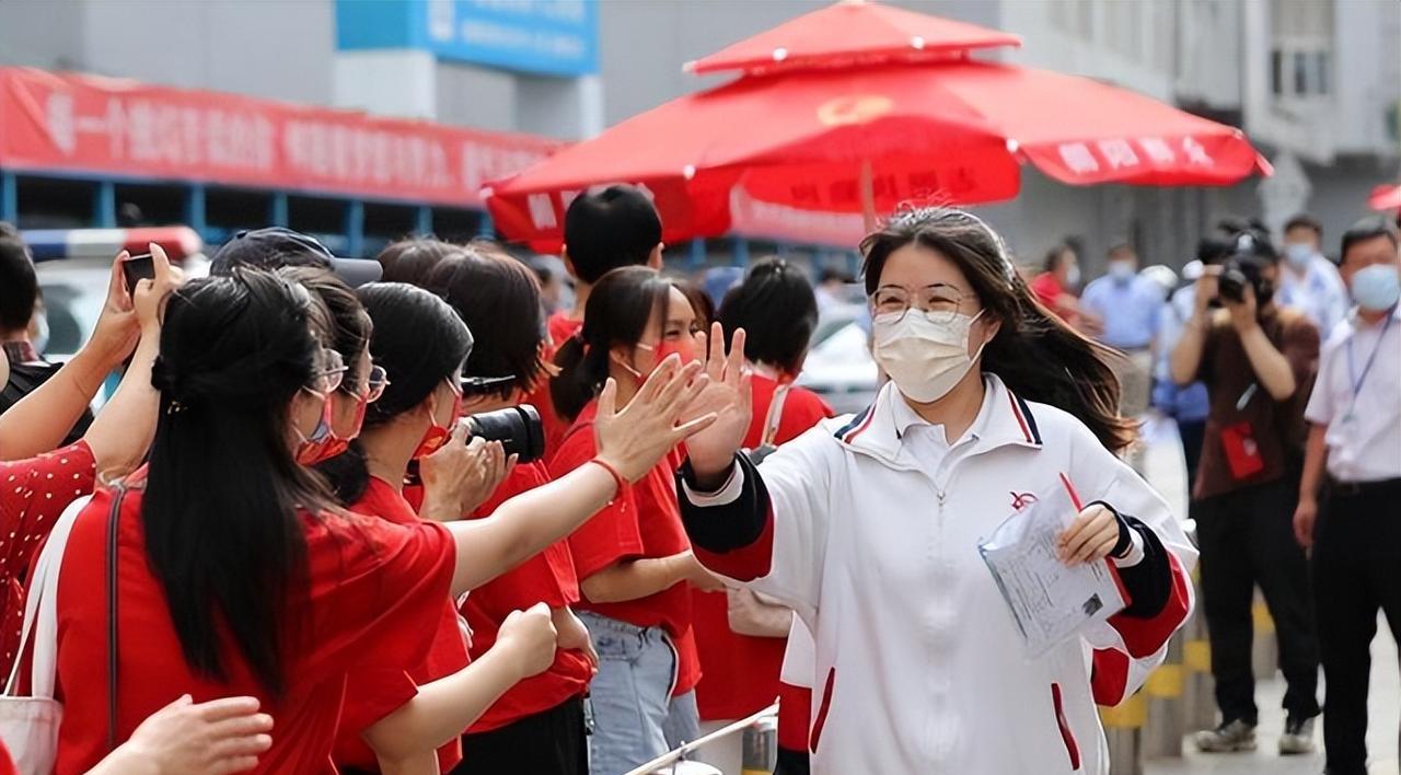 2025高考出现5大反常，监考新规则首曝光，其中一条考生必看!
今年高考真的不一