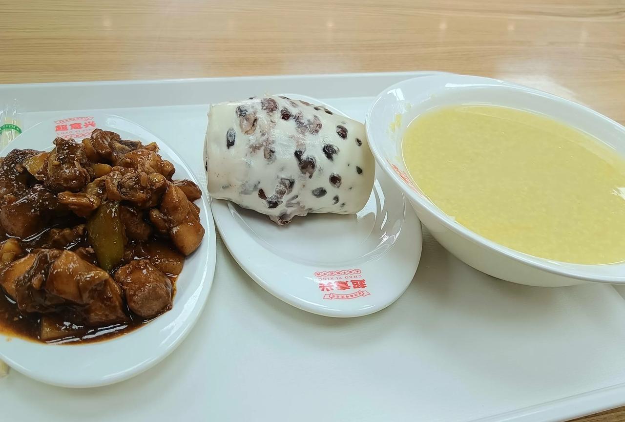 下午两点半左右去威海超意兴竟然还能喝到1.5元的小米粥，店里的大枣核桃红豆卷真是