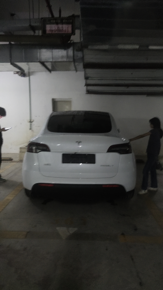 提新车啦特斯拉Y
上周六提车昨天验车选号，开了几天感觉最大失落就是官方续航545