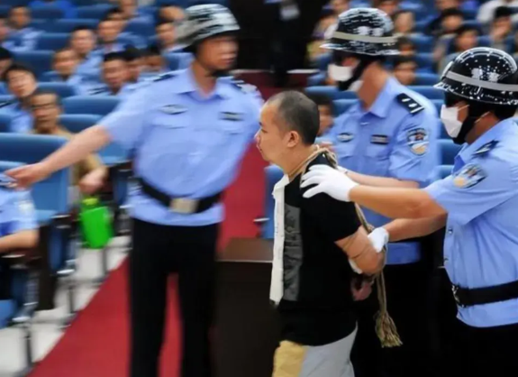1、狱警有资格执行死刑吗？
答案：没有

2、法院的法警有资格执行死刑吗？
答案