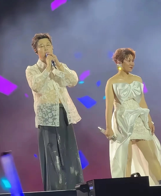 小沈阳演唱会之后，值得我们去深思一个问题！

粉丝辛苦攒钱去支持，结果体验大打折