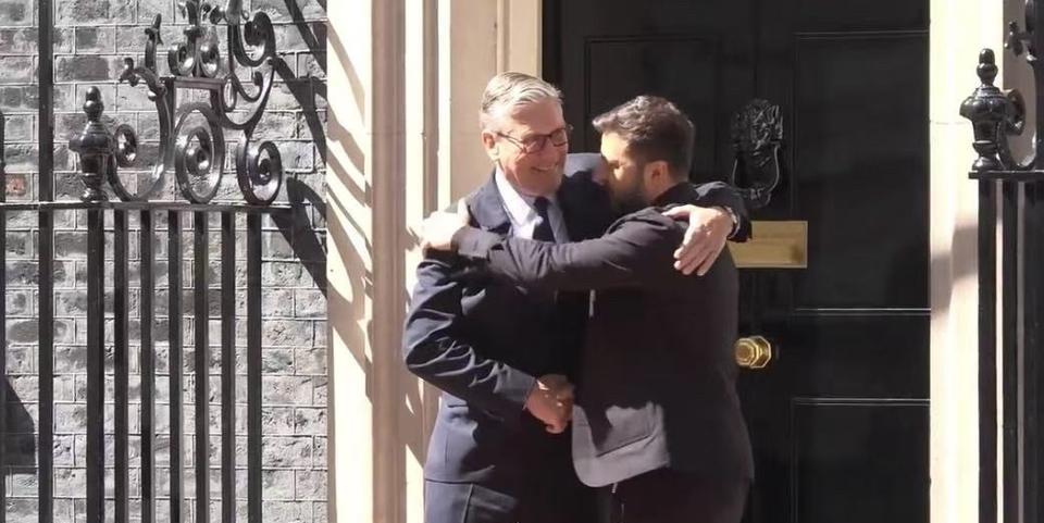 泽连斯基罕见穿上黑色西装，在伦敦与英国首相斯塔默会晤之时，不同于他自 2022 