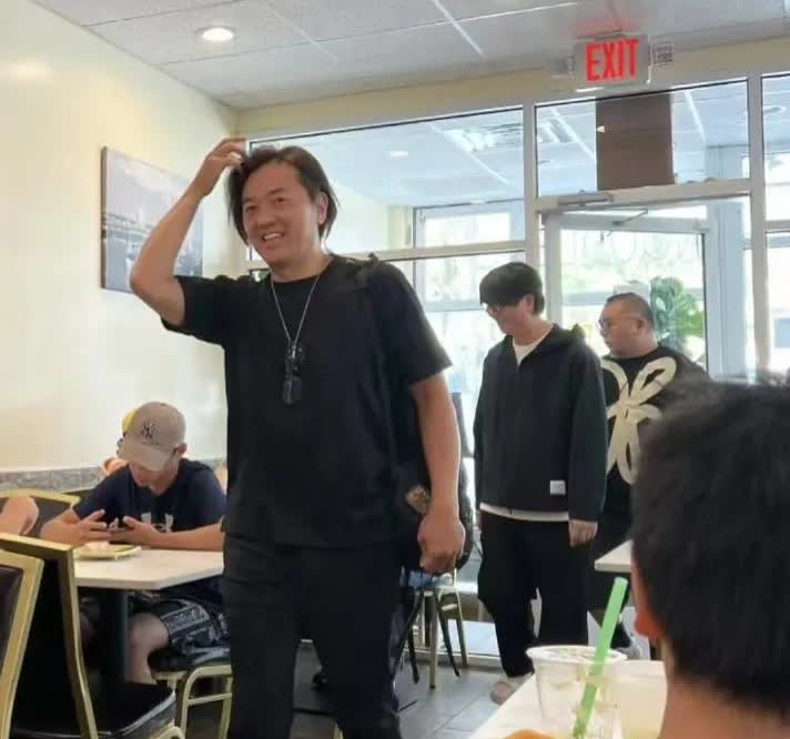 58岁郑伊健在美国一家中餐馆吃饭，他的变化好大，面相慈祥，看起来像一个大姨。发际