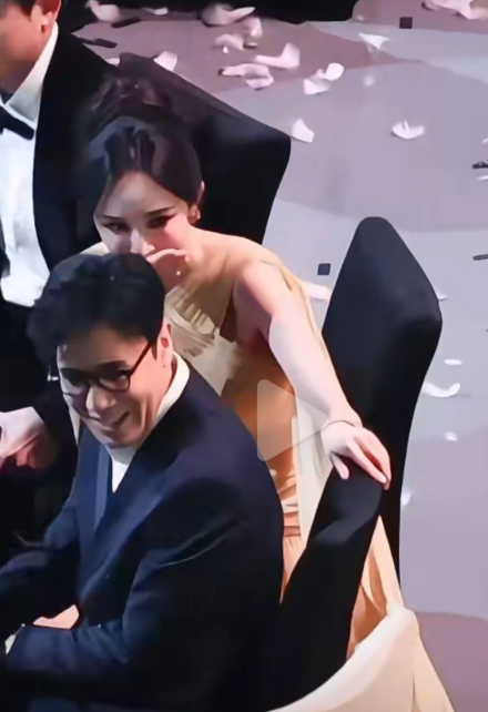 杨幂这波操作简直是霸气侧漏，于和伟安全感满分。

杨幂在领奖回座位后直接用高定礼