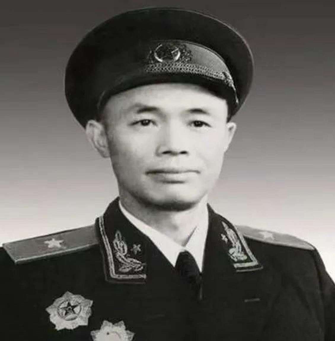 1984年，开国少将钟伟病重。黄克诚去医院看望他，问：“你老家没什么人了吧”。钟