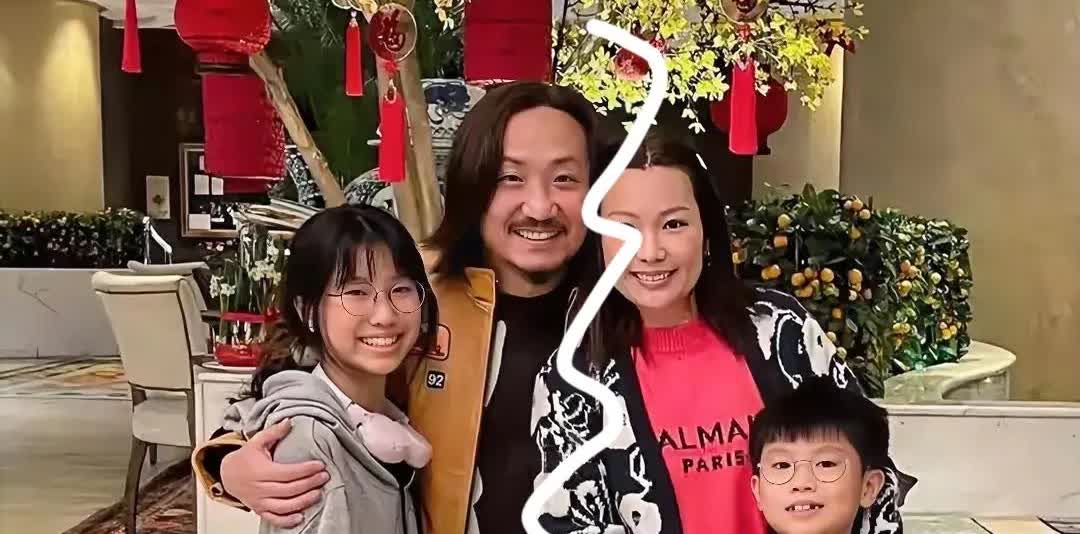 前香港宝丽金总裁老爸郑东汉出手救赎儿子！
郑中基浪子不回头，决定无赖到底，用8