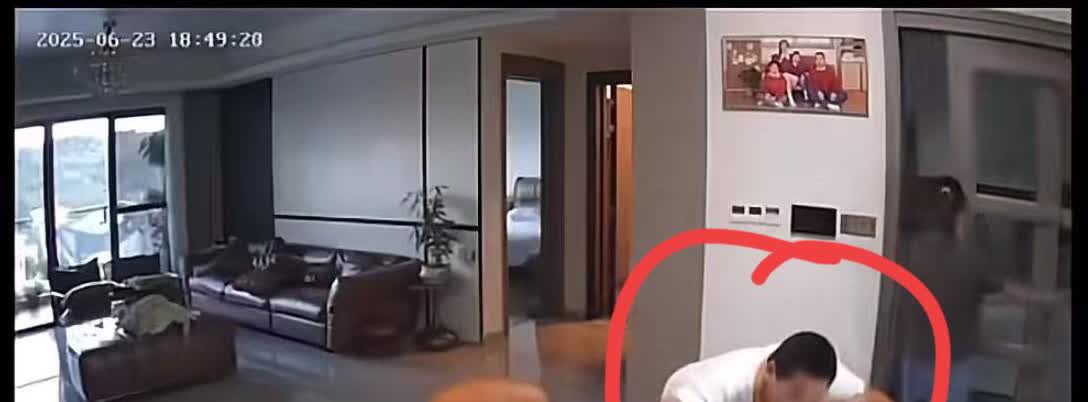 小孩哥这是要吃不要命呀[捂脸]
在发生地震时小孩哥折返回去，不是因为想要救人，