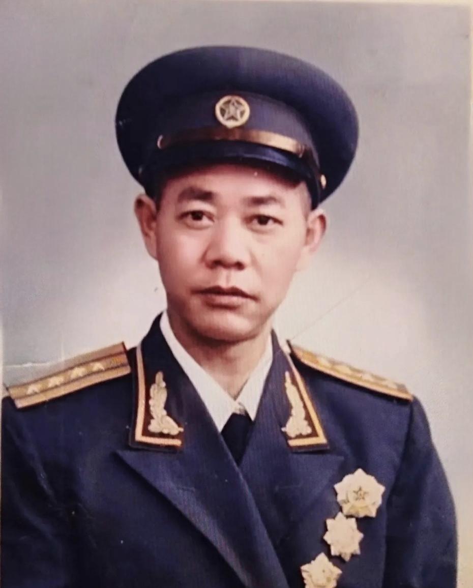 照片中的这位军官身着“五五”式军装，显得威武英俊、帅气十足。瞧他肩章上缀着的二杠