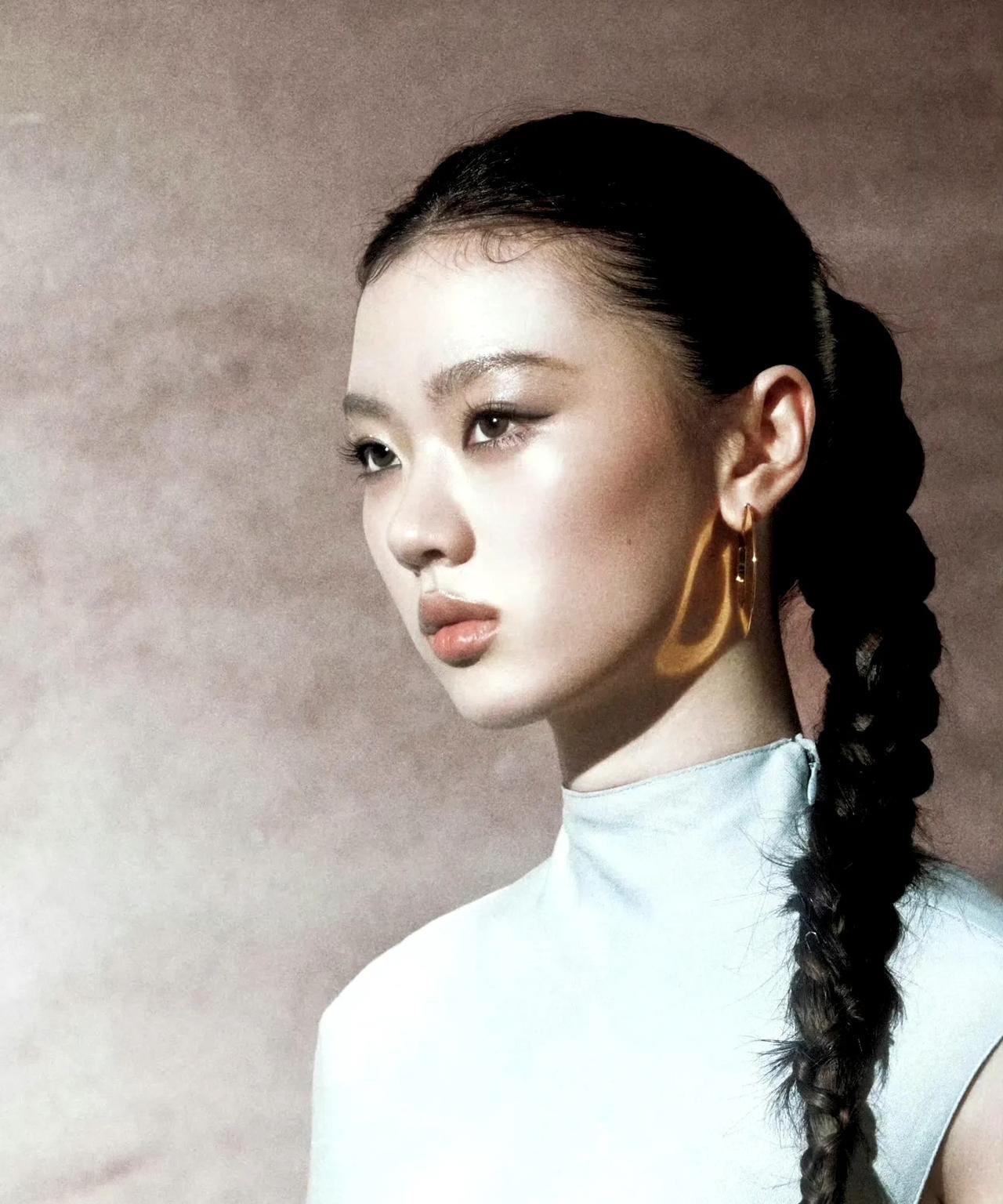 单依纯星空眼妆
单依纯决赛舞台的星空眼妆也太绝了，香奈儿珠宝钮扣四色眼影就是她今