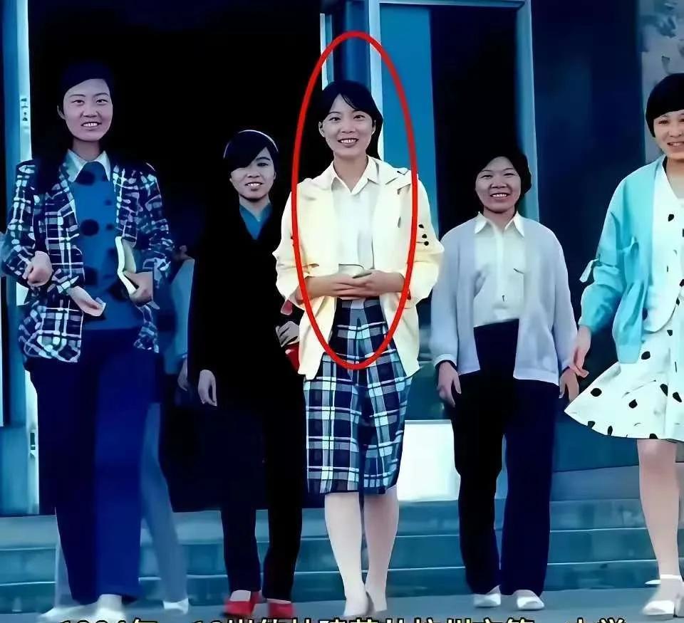 宗庆后生前常说，1985年那个夏天彻底改变了他的人生。  
18岁的杜建英站在人