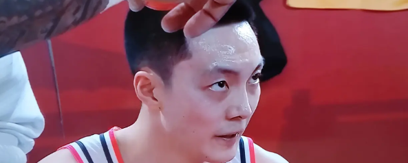 19分，山西男篮半场结束又给杜峰喂了一个19分。无论是山西男篮主教练临场指挥能力