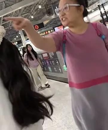 下班高峰期，一老人带孩子上地铁没座位，竟直接把孩子塞到旁边女乘客身上抢座，引发争