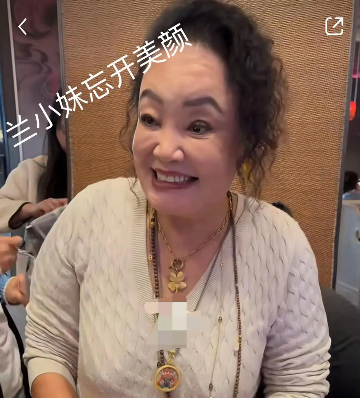 在18级美颜滤镜的加持下，张兰一身粉色穿搭现身了。在镜头前可嘚瑟啦！

这是打算