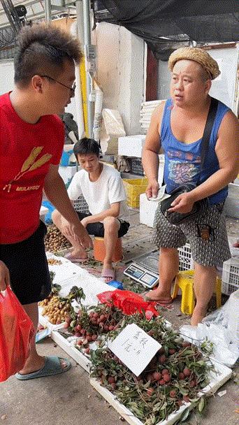团伙作案，一个换牌，一个买果，摊主懵逼了[捂脸]