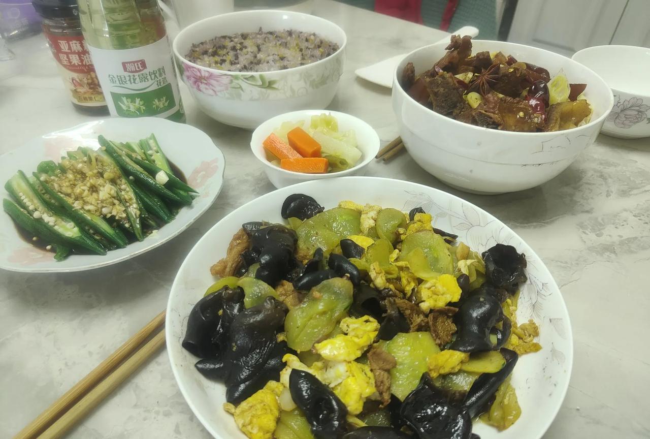 吃过一次，感觉不是很好，首先社区食堂套餐价格相对于一般快餐店，并不便宜。另外菜品