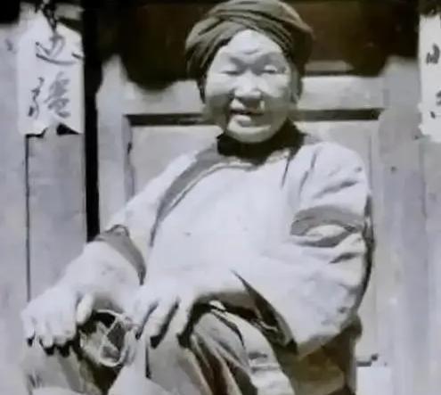 1943年，几个日伪军怀疑一女乞丐是地下党，就强迫她脱衣服检查。突然，女乞丐从包