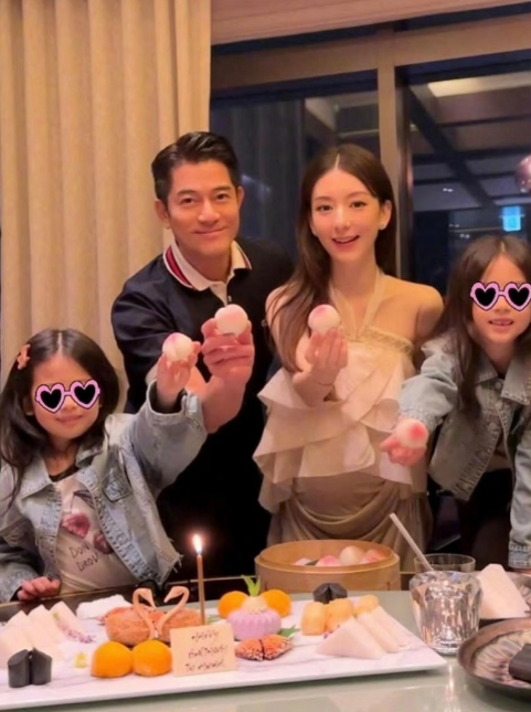 感觉郭富城和方媛的基因确实很好诶，三胎女儿也长得粉嘟嘟的，前两个女儿也不差 ​​