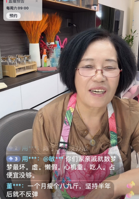 7月19日上午，胖妞和妈妈出现在直播间，胖妞说：今天就主打聊天！当有网友提议让胖