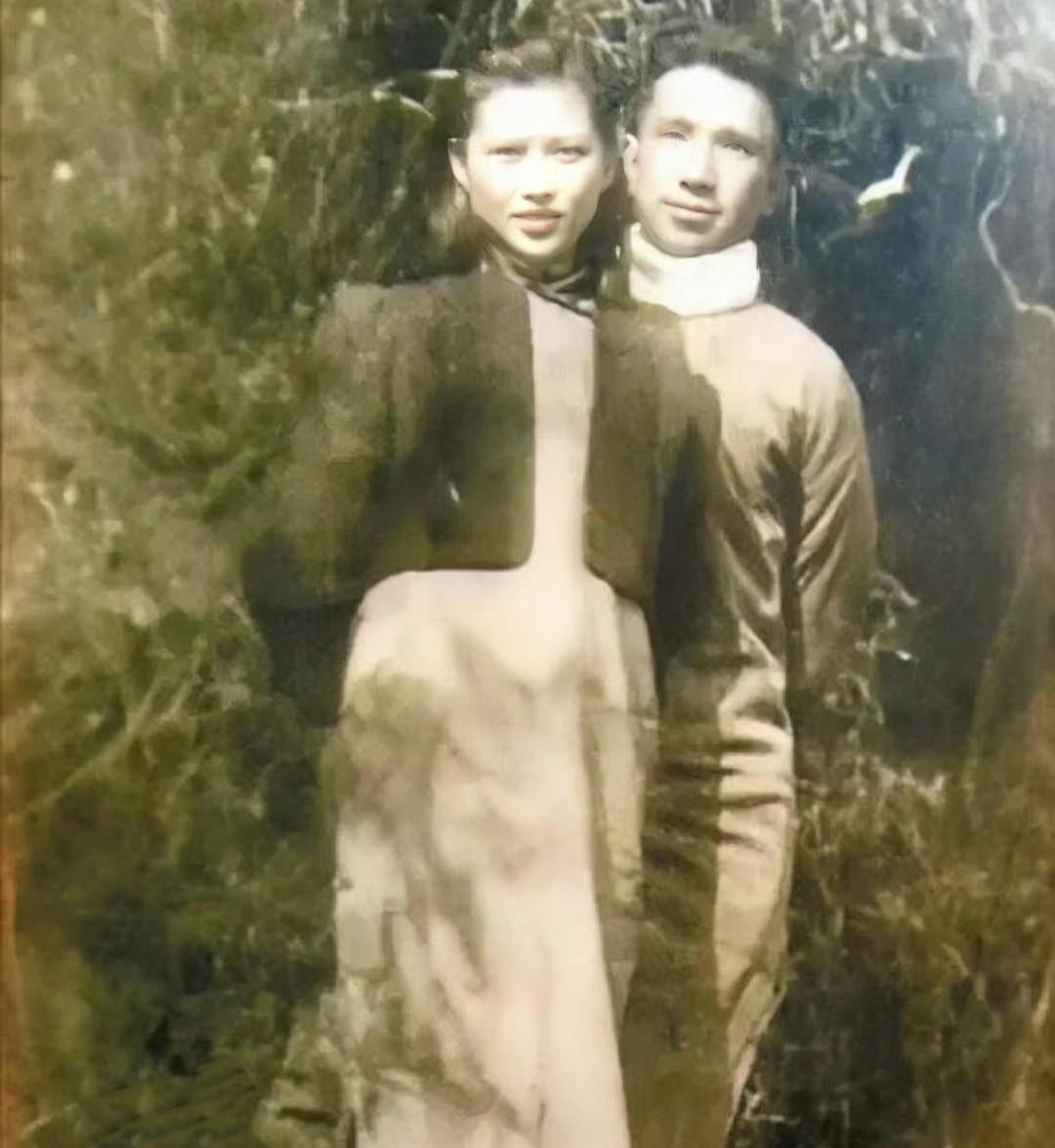 1949年秋，粟裕将军和夫人楚青的合影！
铁骨铮铮的大将军，也有穿的这么文艺的一