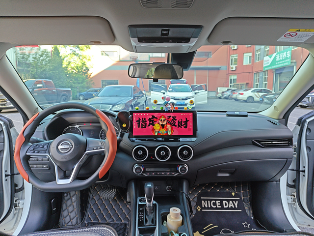 我的车真没加啥
方向盘套买了这样的比较接近裸感的，颜值不错，还防滑。B柱我加了两