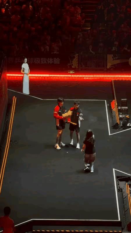 王楚钦双打夺冠后，离场又把手里捧花扔给观众席球迷了，也不知道谁又幸福了！
楚钦是
