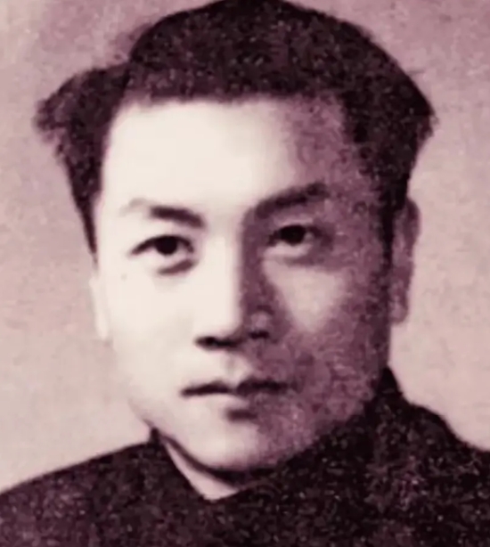 1944年，地下党员任远被俘，他扯下一根绳子递给狱友，说道：“我受了重伤，活不了