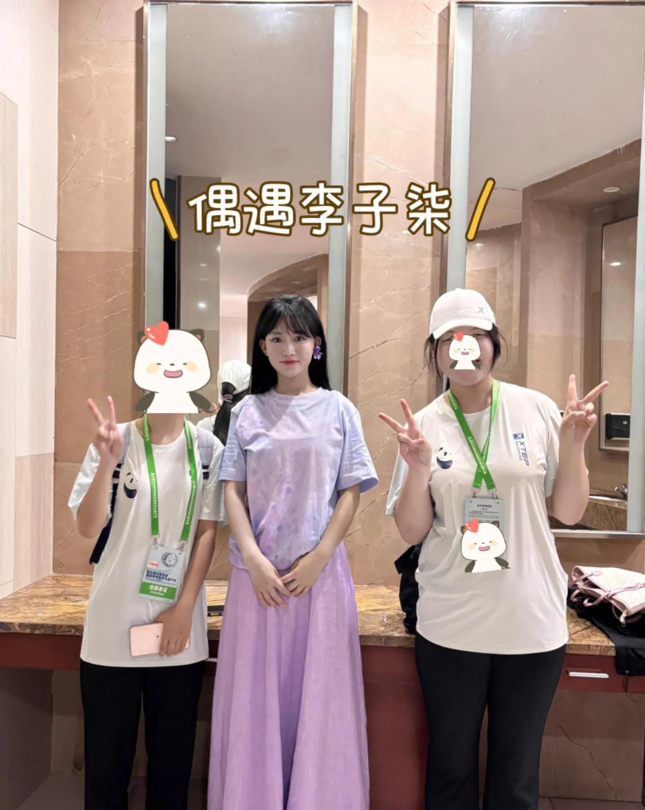 这居然是李子柒？网友晒与李子柒合影，透露在四川非遗文化节上遇到她，本人又美又仙，