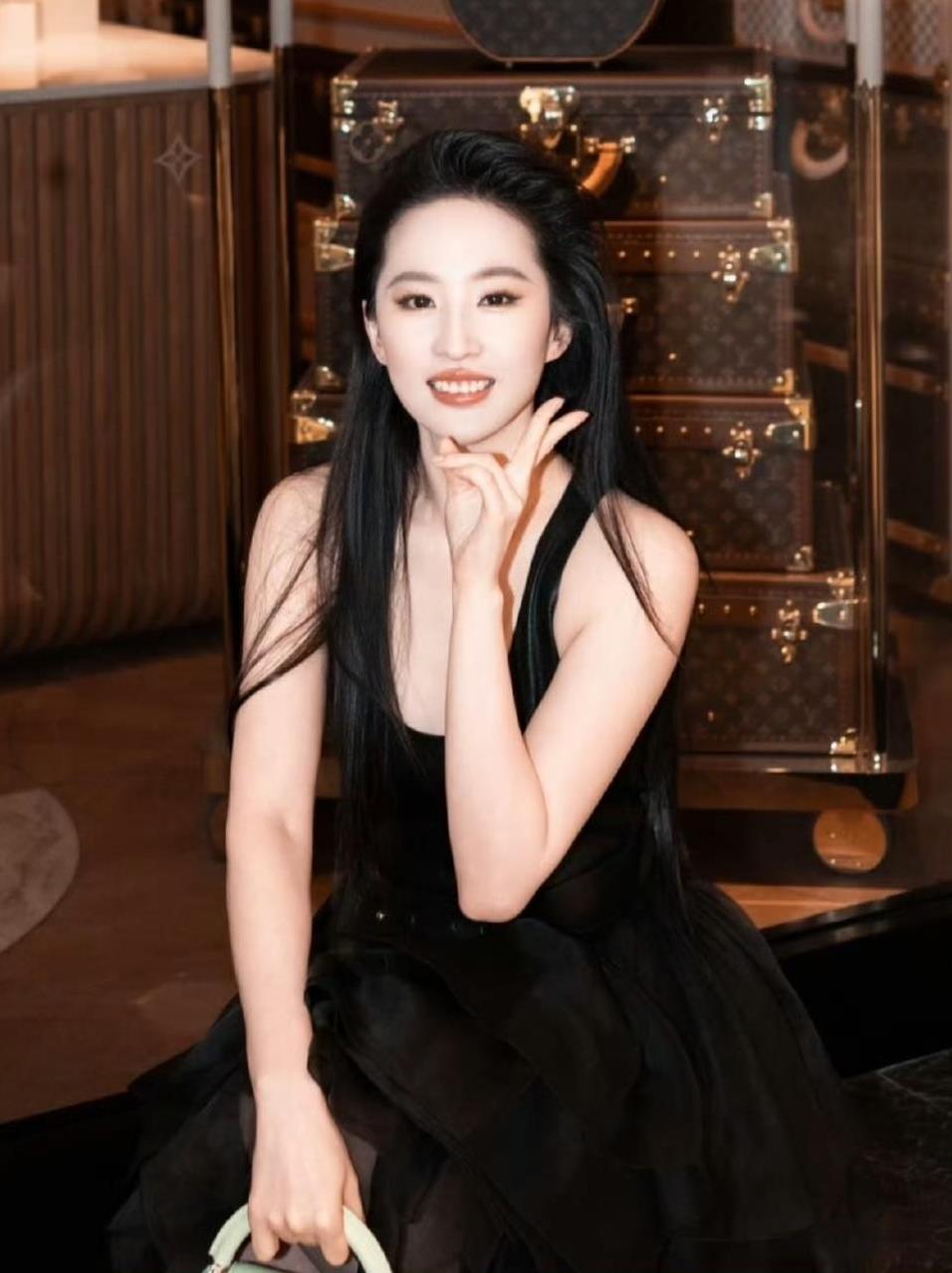 没去就没去 
这有什么事
因为官方只发了26号参加晚宴的行程
并没有说要参加今晚