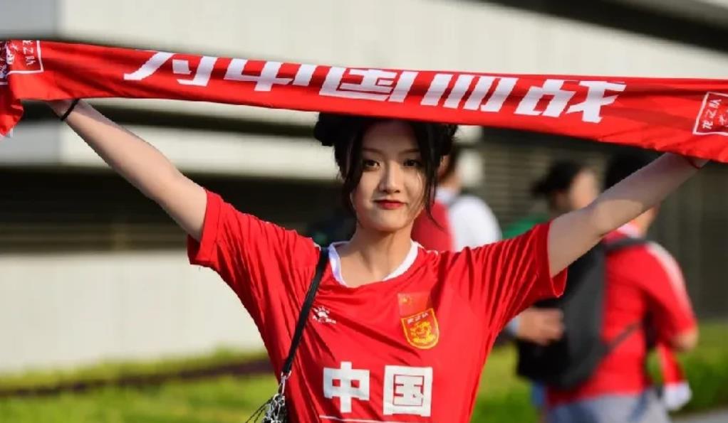 今天15点，中国足球4个消息：
一，国安重视客战申花，提前赴沪适应天气：中超第二