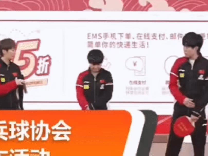 孙颖莎、王楚钦、王曼昱等人参加活动，莎莎、大头、曼昱站一起，曼昱给大头递话筒，中