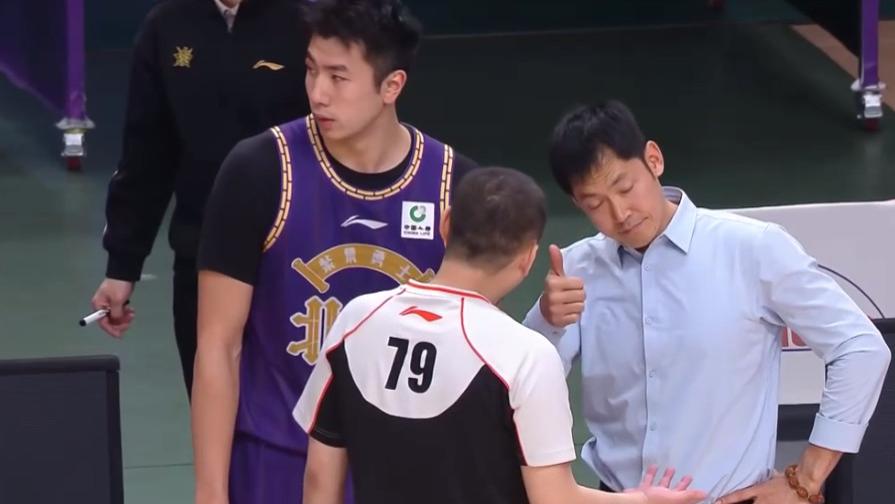 CBA最抽象的俩教练！末节弃用大外输广东，最后1攻甩锅外教遭4杀