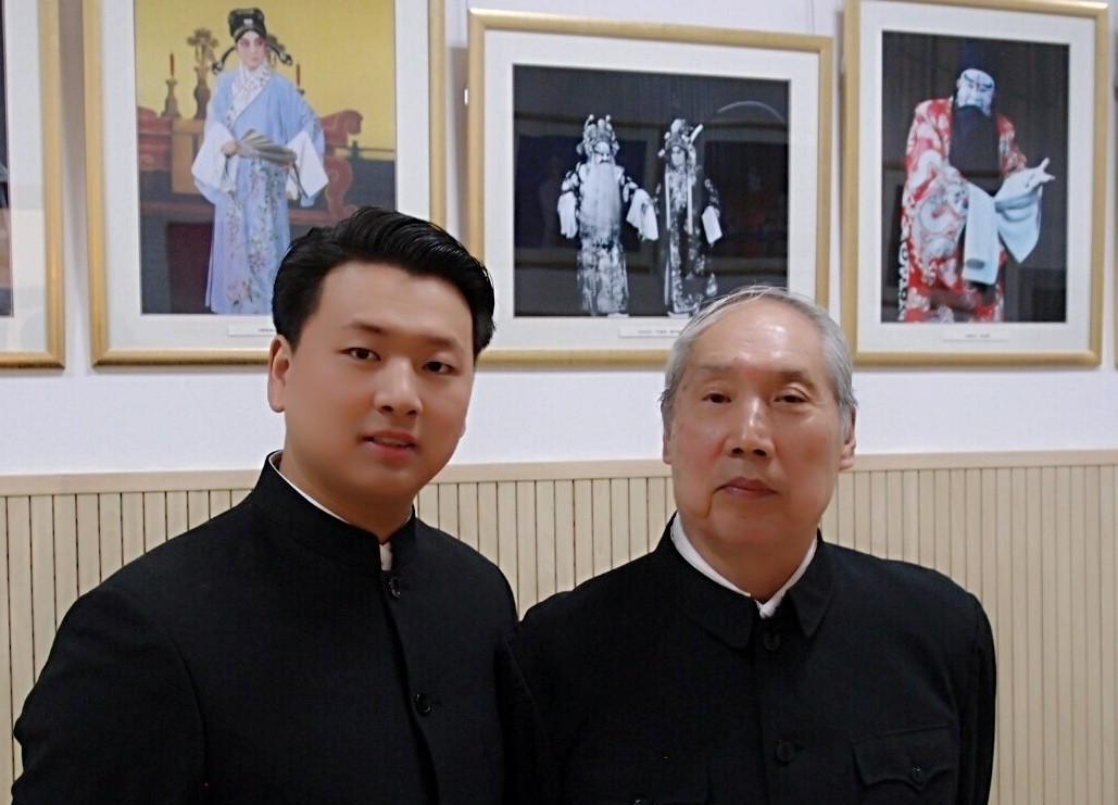 难怪看张浩洋演的《红灯记》，一招一式一眼神都和钱浩梁那么相像，原来得到恩师的亲授