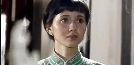 1873年，杨乃武刚中举3个月，突然被判斩立决。姐姐背着黄榜2次进京申冤，可经过