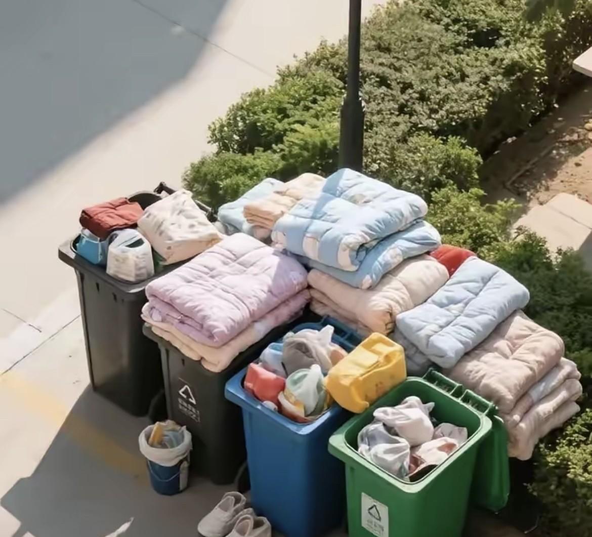 今天中午路过小区垃圾桶，吓了一跳！里面堆着好几床崭新干净的被褥，还有几双看着几乎