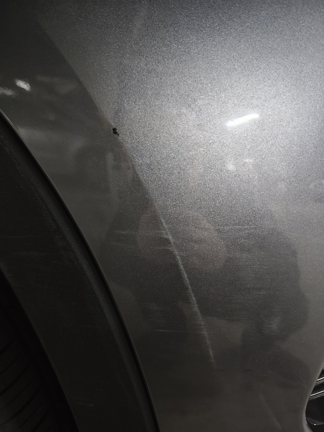 各位车友
小弟新提车一个月，会车的时候，前轮边上的保险杠刮掉了，掉了点漆，然后还