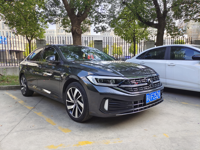 奔跑的腾子
假如你年少有为开速腾，爱情里面有人疼，早晚有一天你会听到那句：恭喜您